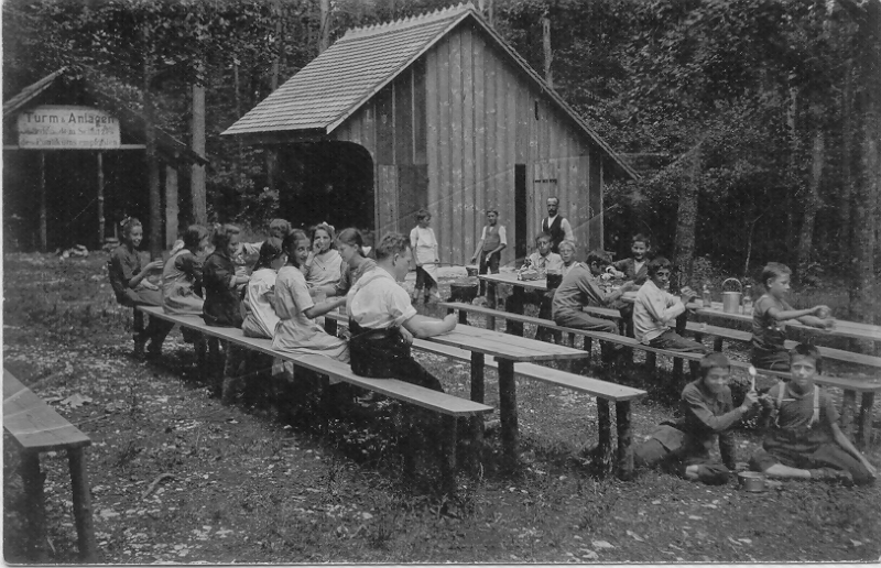 Schulklasse beim Mittagessen vor der Wirtschaftshütte, 1920